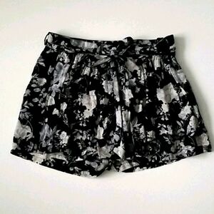 Band of gypsises Floral Black White BowTie Shorts Skort size 6